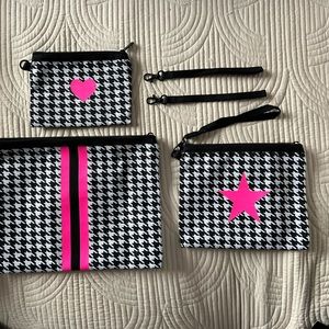 Houndstooth Travel Set with Pink Accents
JET SET.